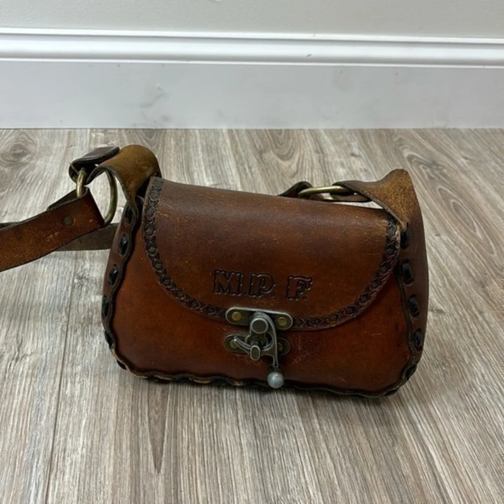 Vintage brown leather MPF BOHO HAND TOOLED PRINTED PURSE WITH HOOK CLOSURE